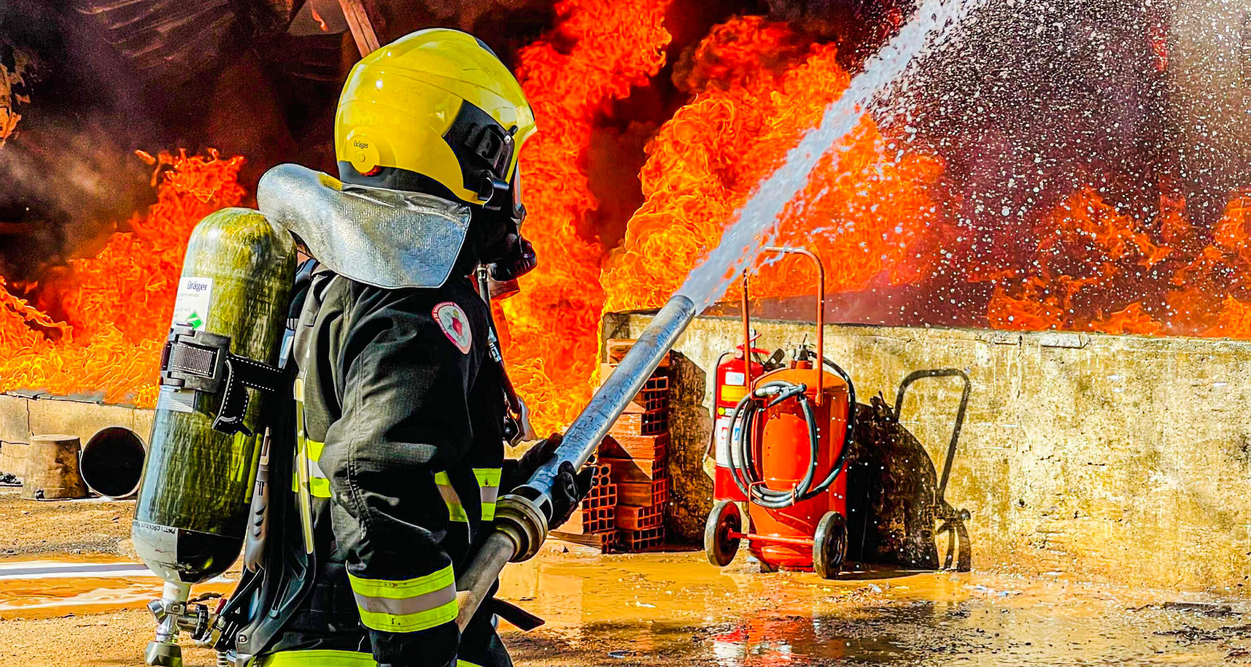 Em Dianópolis/TO, bombeiros militares combatem incêndio em distribuidora de combustível